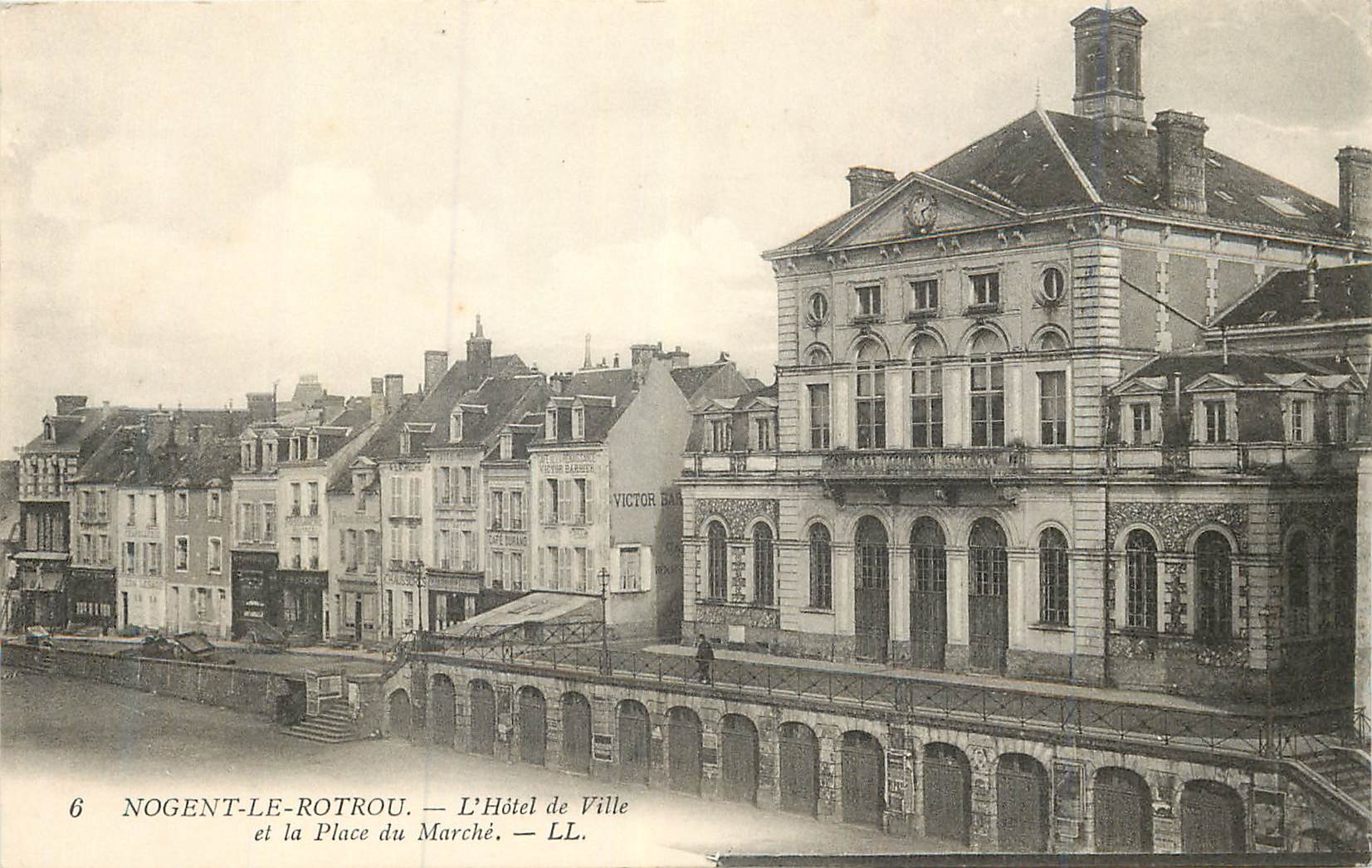 CPA Nogent le Rotrou  L'Hotel de Ville et la Place du Marche