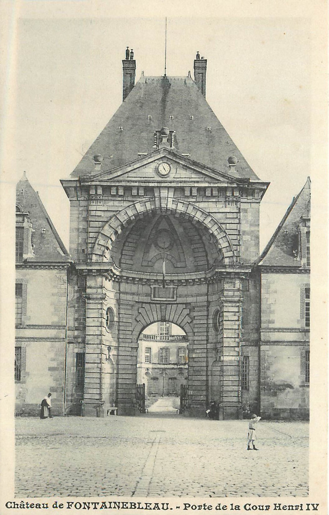 Château de FONTAINEBLEAU — Porte de la Cour Henri IV