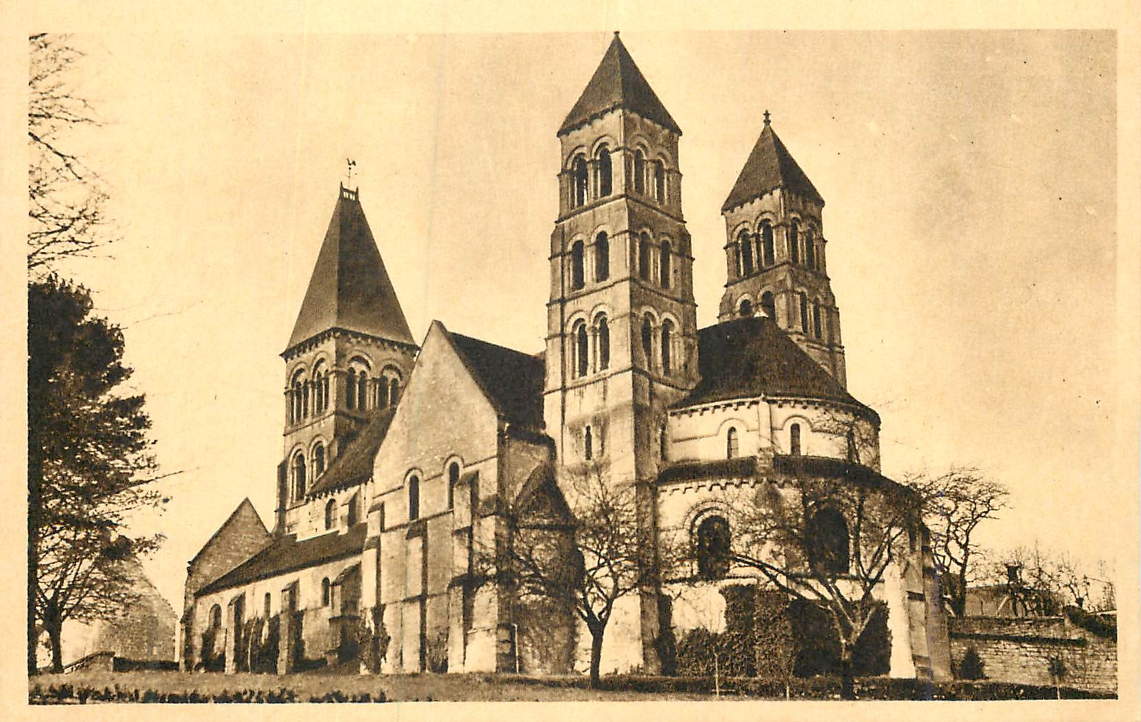 CPA Morienval (Oise) L'Eglise Notre Dame 7 (Cote Sud) Ancienne Eglise  Abbatiale des Benedictines