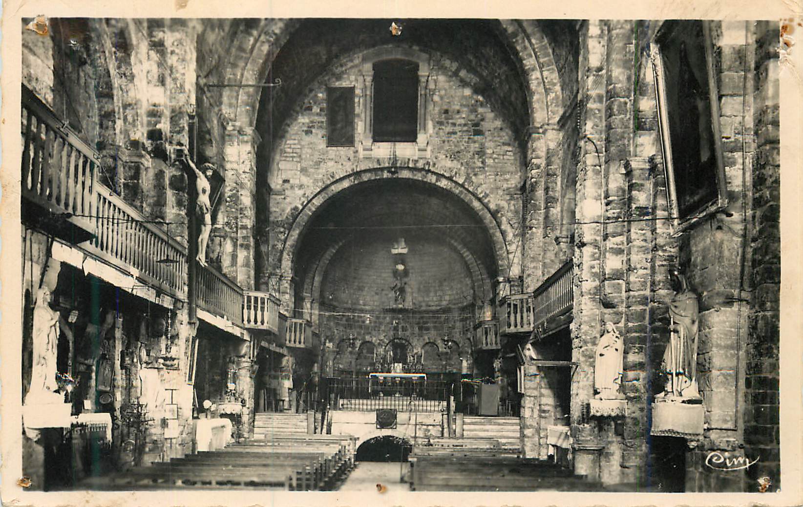 Saintes-Maries-de-la-Mer — Intérieur de l'église — Photo Combier Hacôn