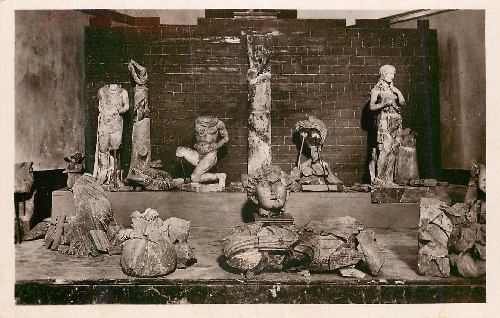CPM St Bertrand de Comminges Trophees et Statue du Forum Galerie du Trophee