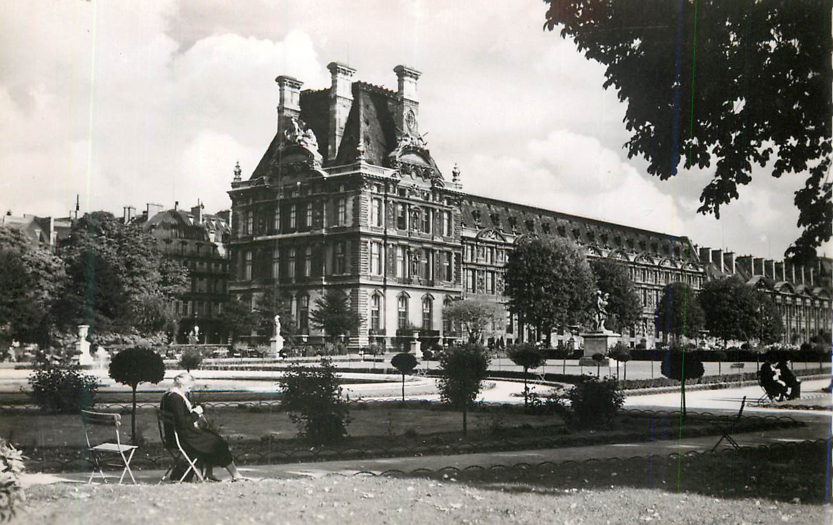 CPM Paris le Louvre et Jardins des Tuileries
