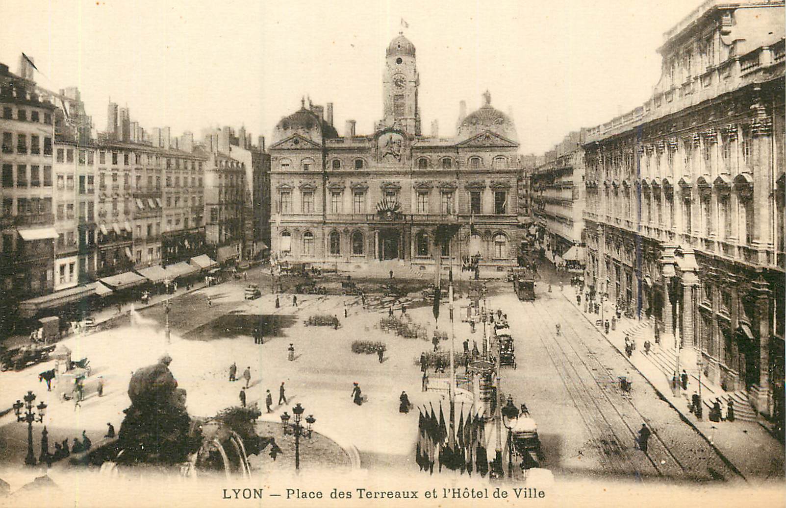 CPA Lyon Place des Terreaux et l'Hotel de Ville