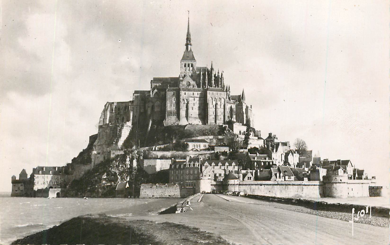 CPM le Mont Saint Michel (Manche) l'Arrivee par Maree d'Equinoxe