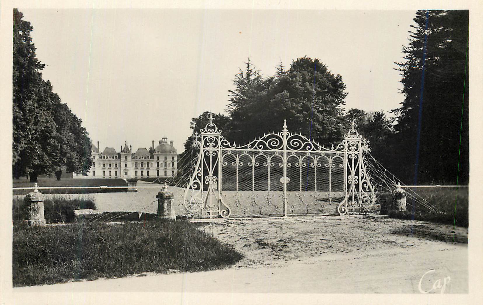 CPM Cour Cheverny le Chateau Entree Route de Contres