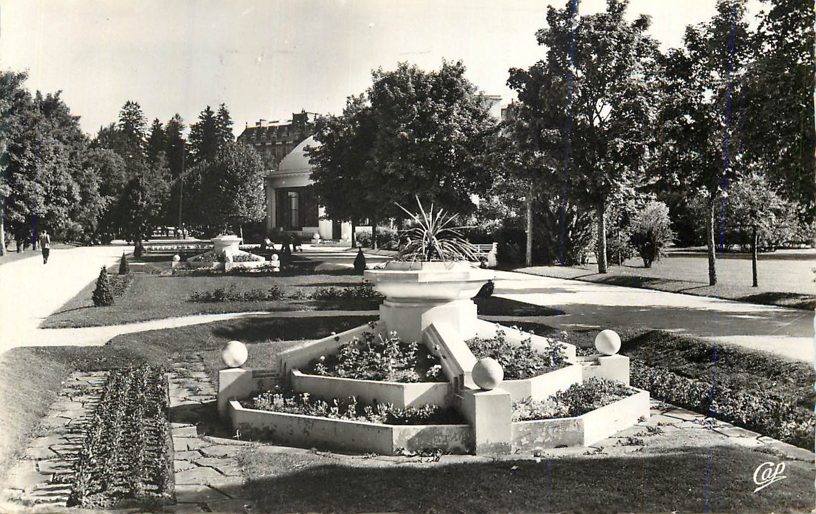 CPM Vittel la Grande Source vue des Jardins