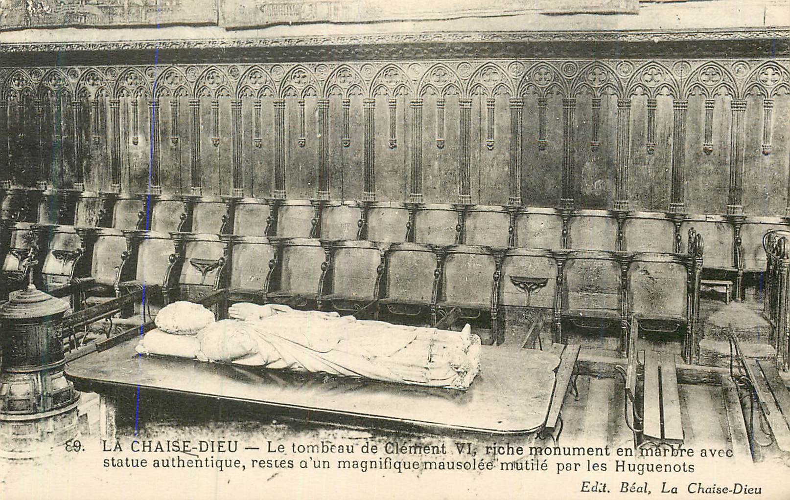 La Chaise-Dieu — Le tombeau de Clément VI, riche monument en marbre avec statue authentique, restes d'un magnifique mausolée mutilé par les Huguenots