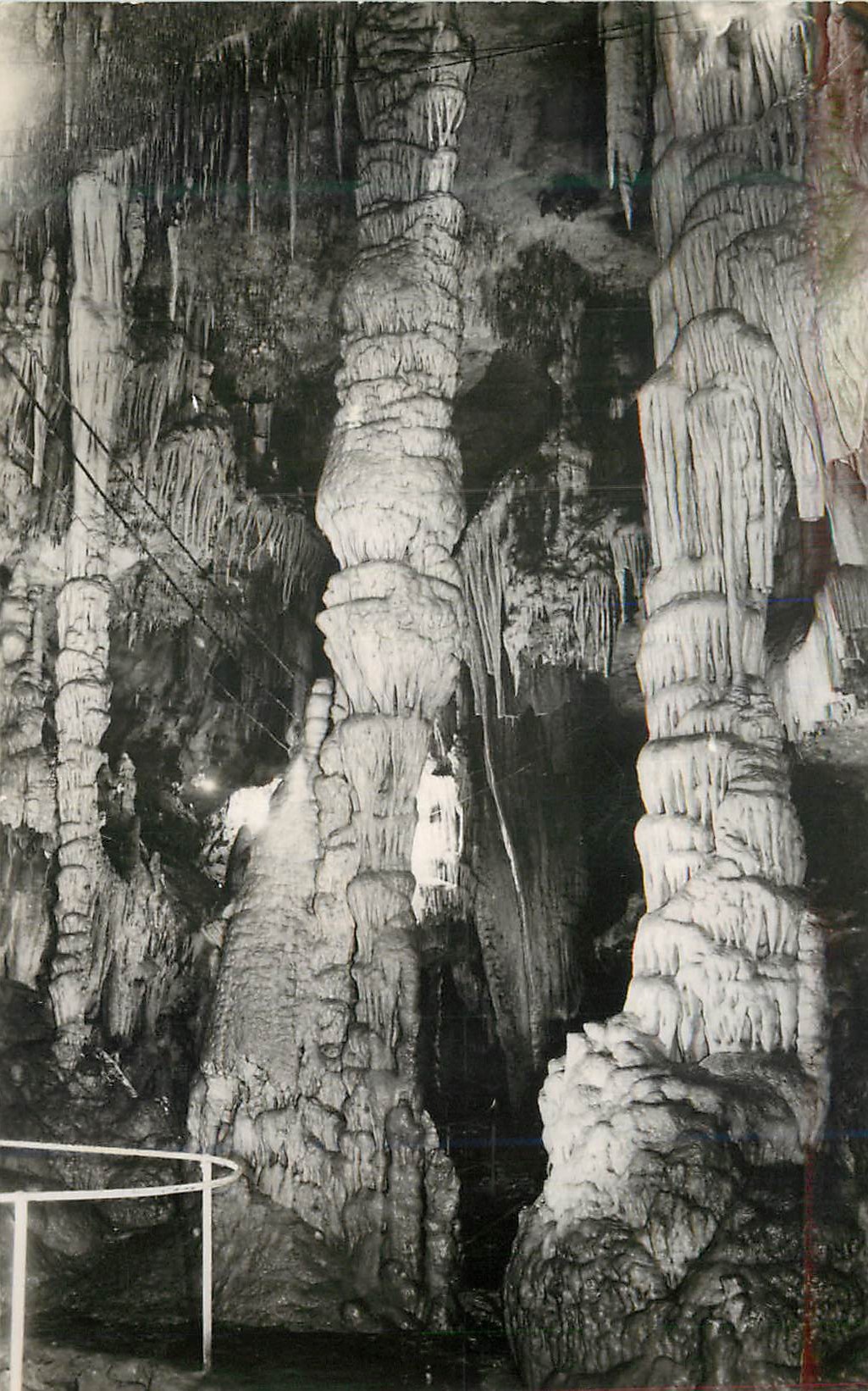 Grotte de PRESQUE — Les Colonnes d'Hercule — Éditions J. VERTUEL (Lot)