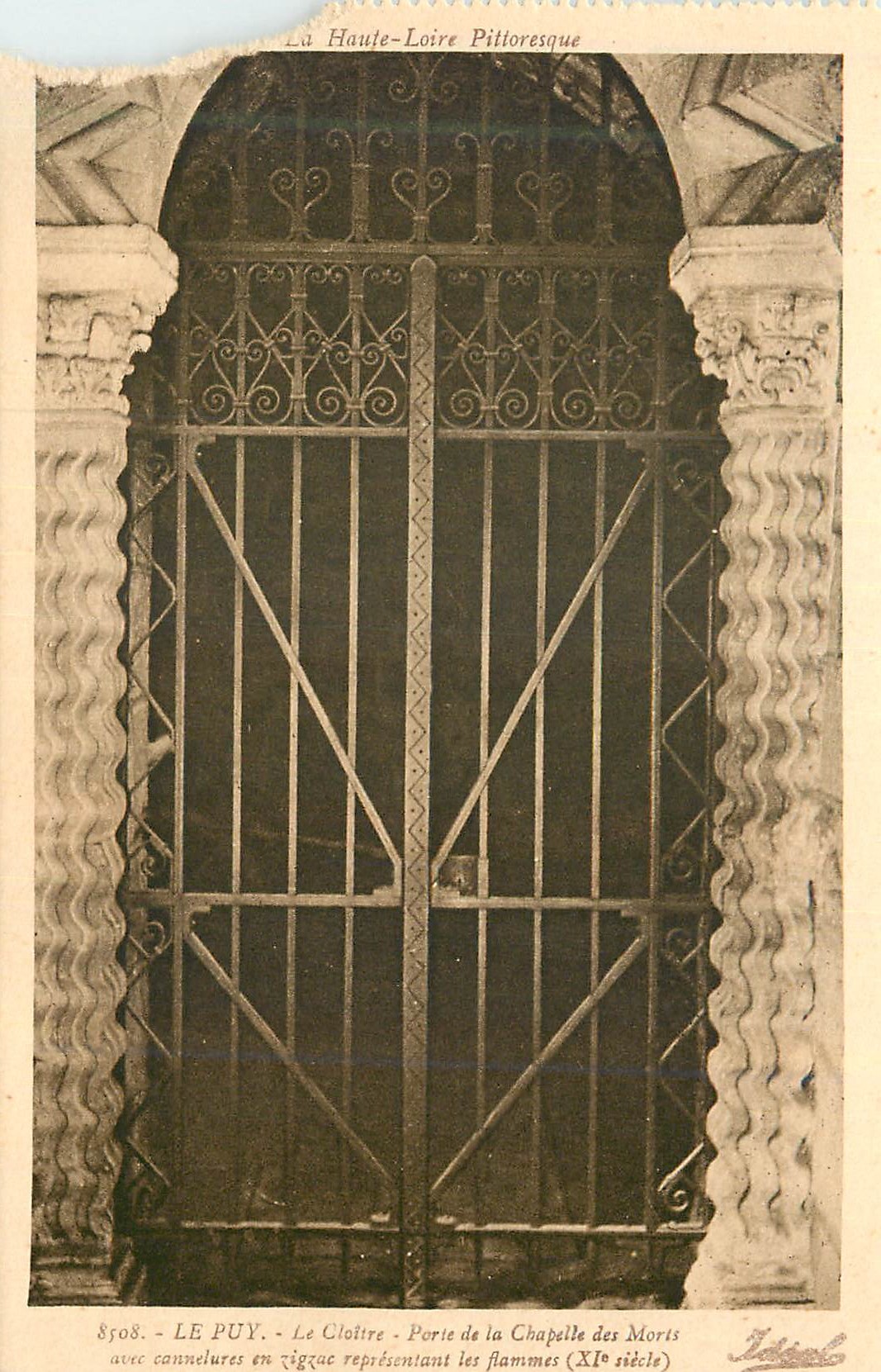 Le Puy - Le Cloître. Porte de la Chapelle des Morts avec cannelures en zigzag représentant les flammes (XVe siècle)
