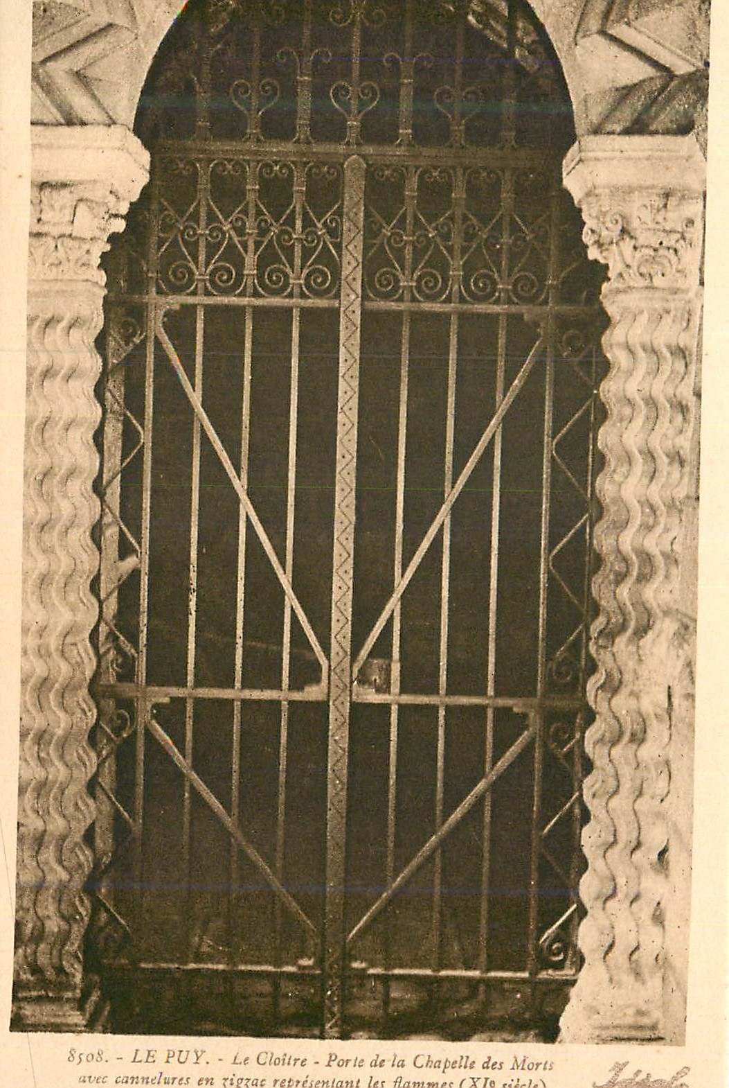 Le Puy - Le Cloître - Porte de la Chapelle des Morts avec cannelures en rigzae représentant les flammes (XIIe siècle)
