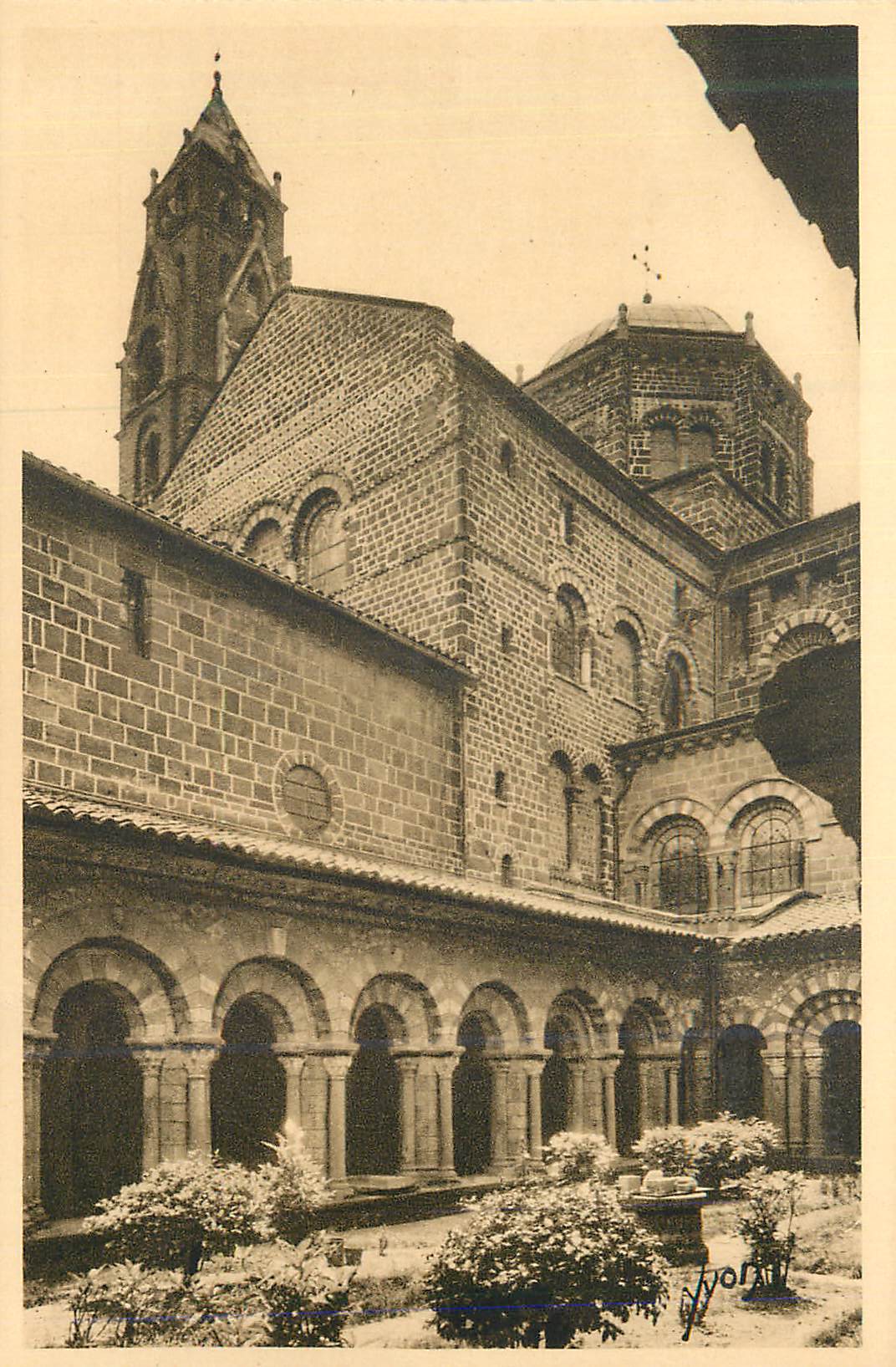 Le Puy (Haute-Loire) — Cour et Galerie du Cloître — Éditions d'Art YVON