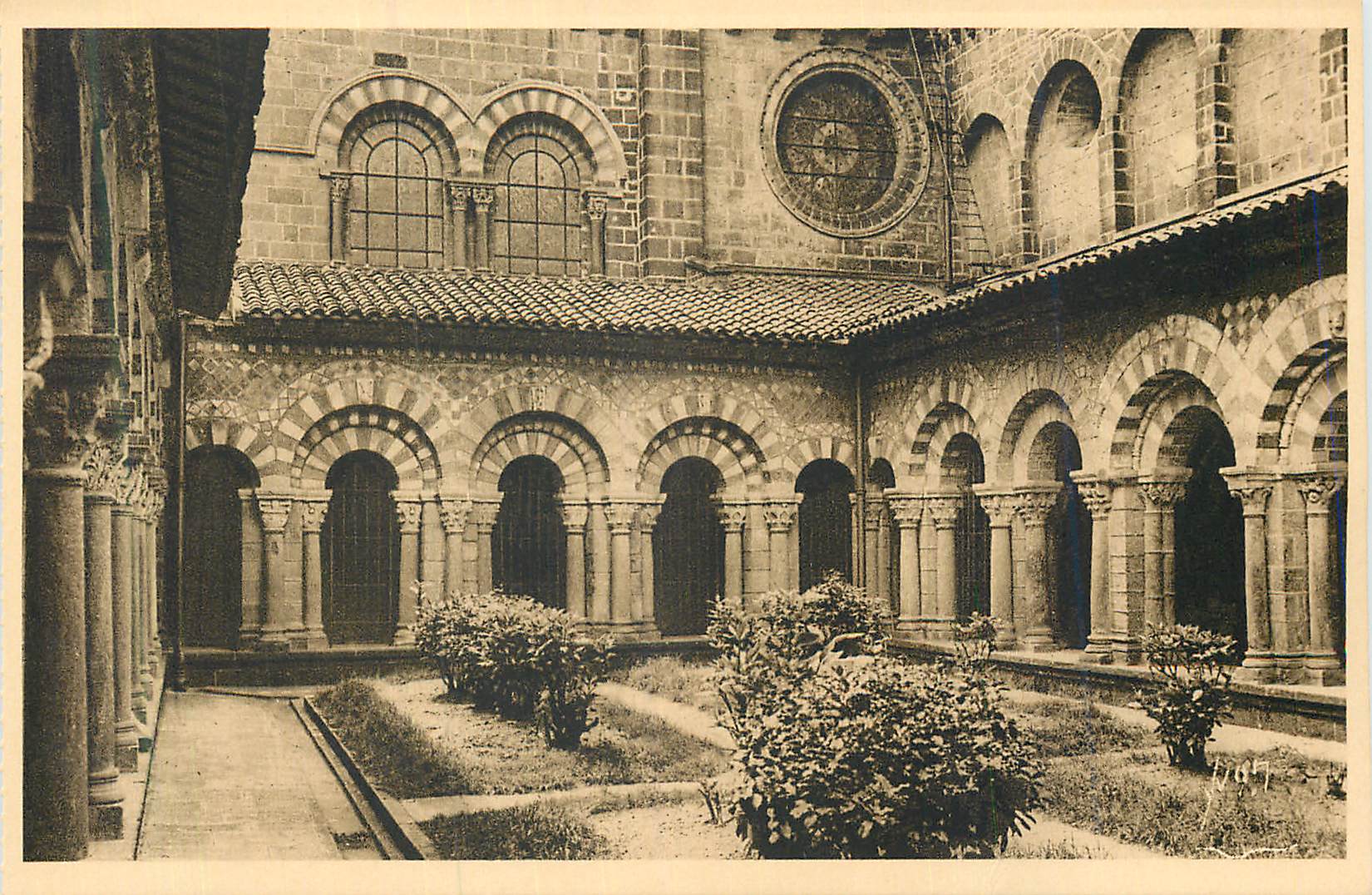 Le Puy (Haute-Loire) — Cour et Galeries du Cloître — Éditions d'Art Yvon