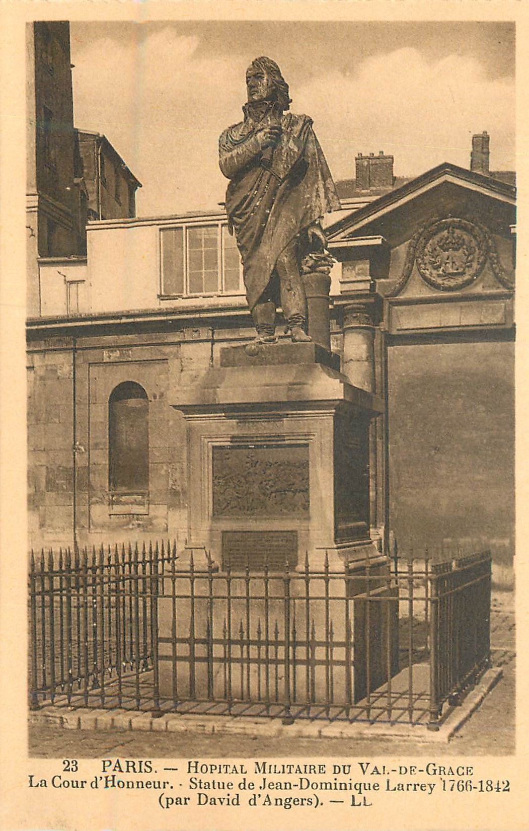 CPA Paris Hopital Militaire du Val de Grace la Cour d'Honneur Statue de Jean Dominique Larrey 1766 1842