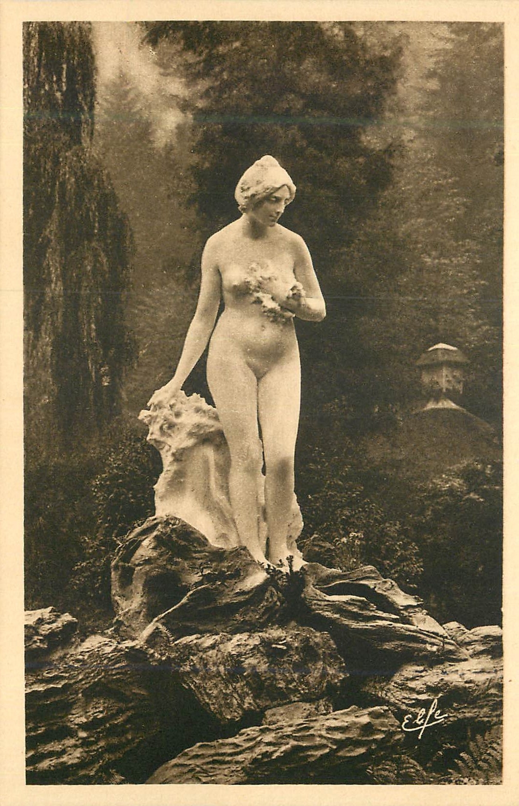 Statue de la Vallée du Lys dans le parc — Pyrénées-Océan, Luchon — Éditeur Labouche Frères, Toulouse