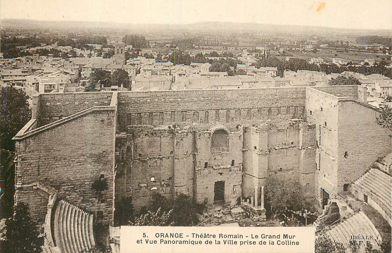 CPA Orange Theatre Romain le Grand Mur et Vue Panoramique de la Ville prise de la Colline