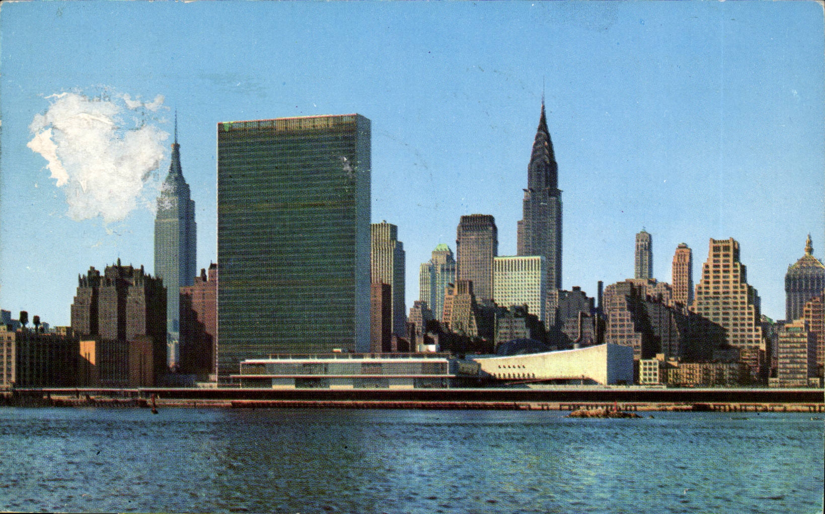 New York- Etas-Unis- Manhattan skyline from across the East River- CPA