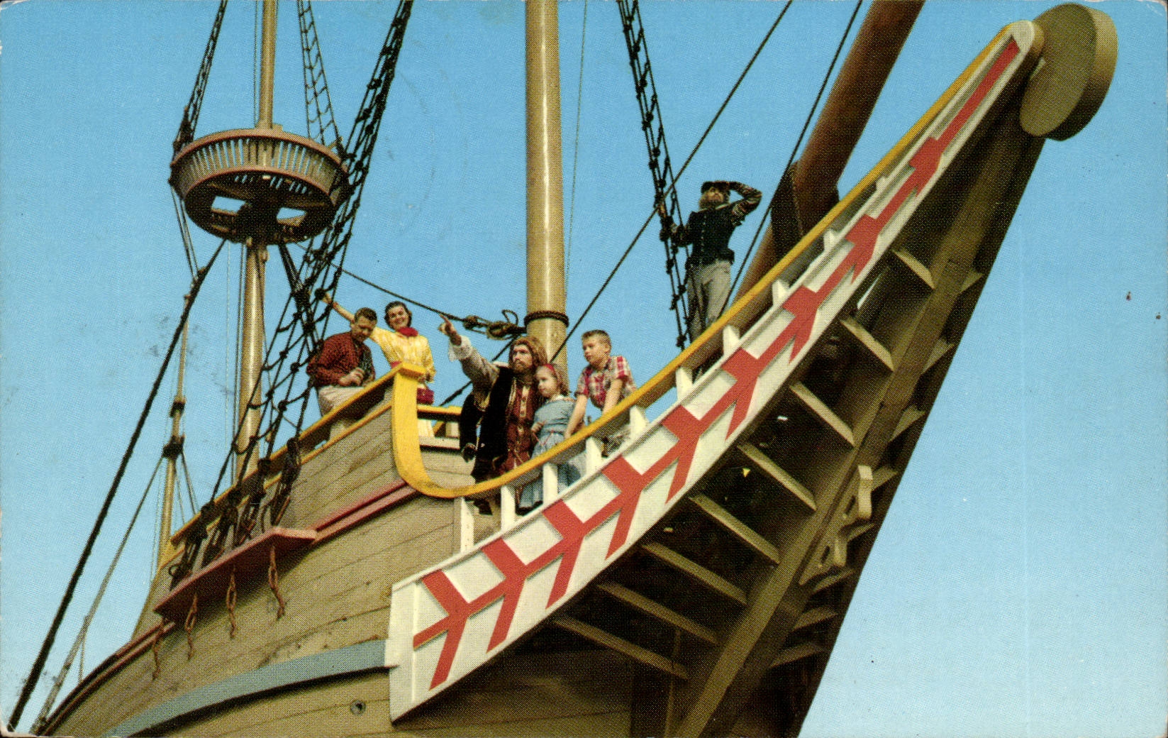 Virginia- Visitors on the 'Susan Constant II' - Unique replica of ship which brought colonists to Jamestown- CPA