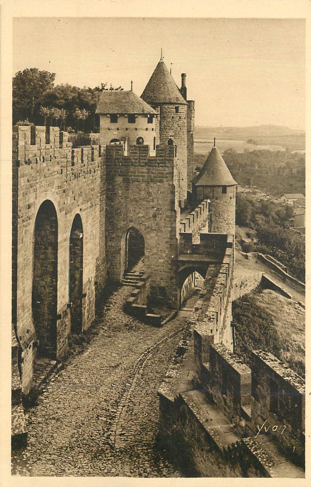 Carcassonne (Aude) — La Cité, Les Machicoulis et la Porte du Sénéchal — Éditions d'Art YVON, Paris