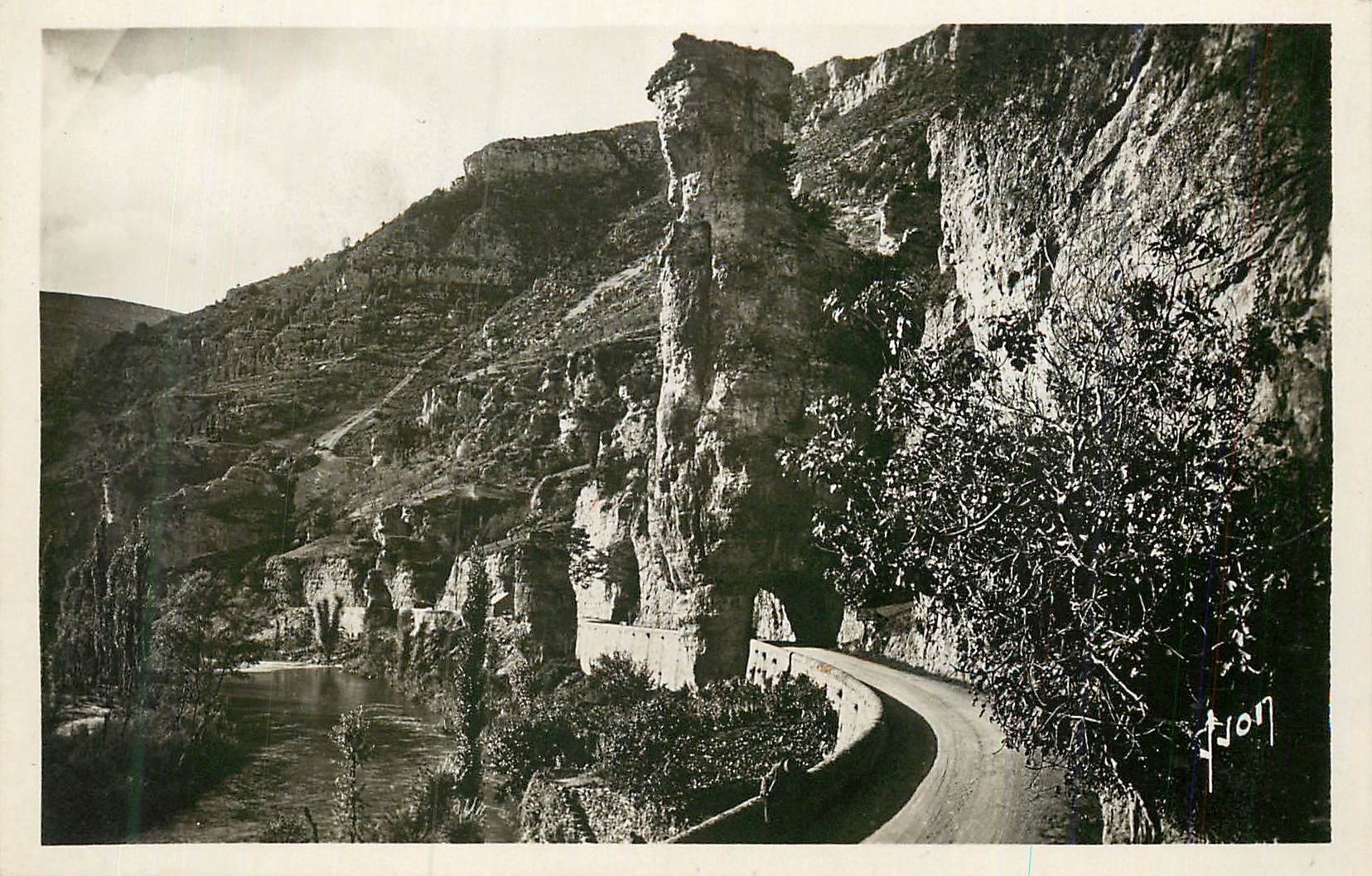 CPM Gorges du tarn pougnadoires(lozere) la tour eiffel