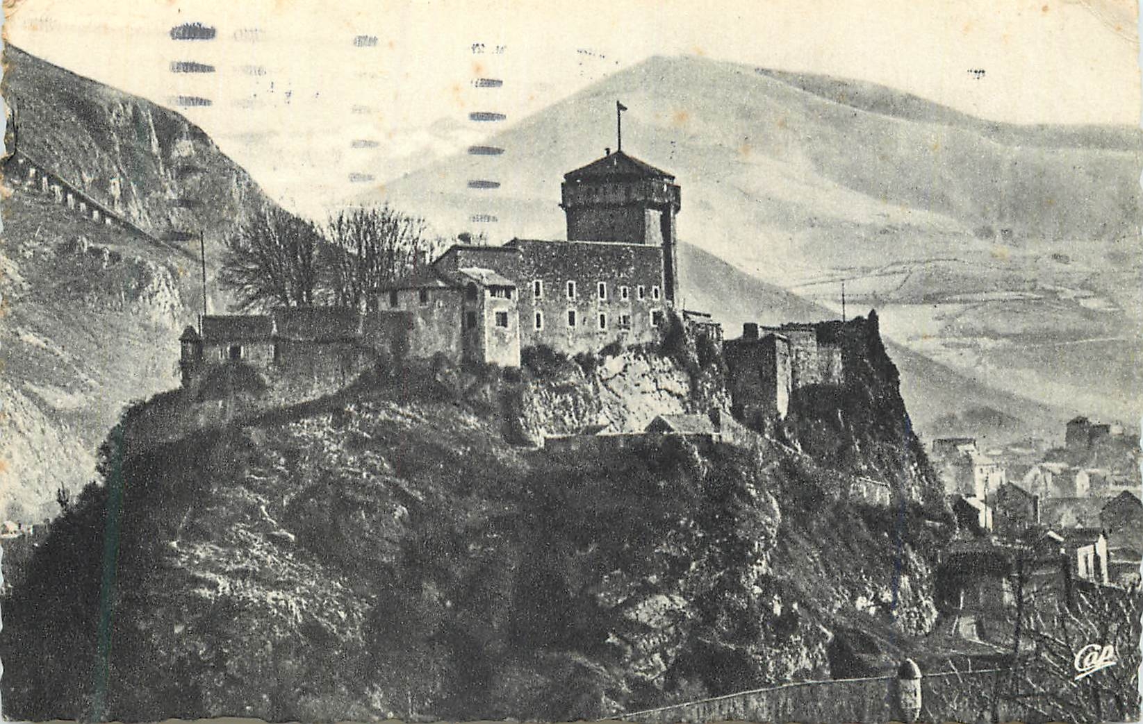 CPA 363 lourdes le chateau fort