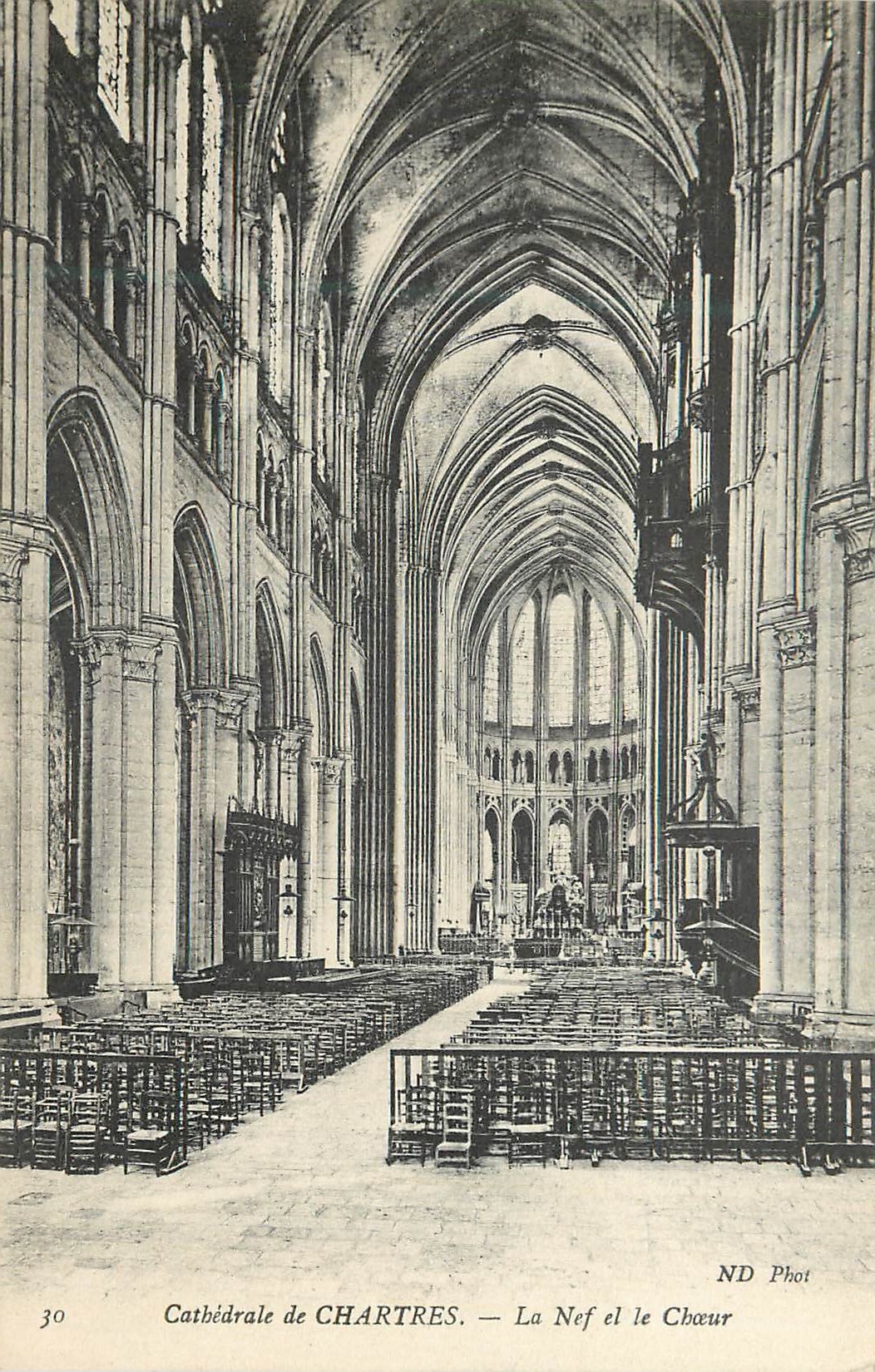 CPA 30 cathedrale de chartres la nef et le choeur
