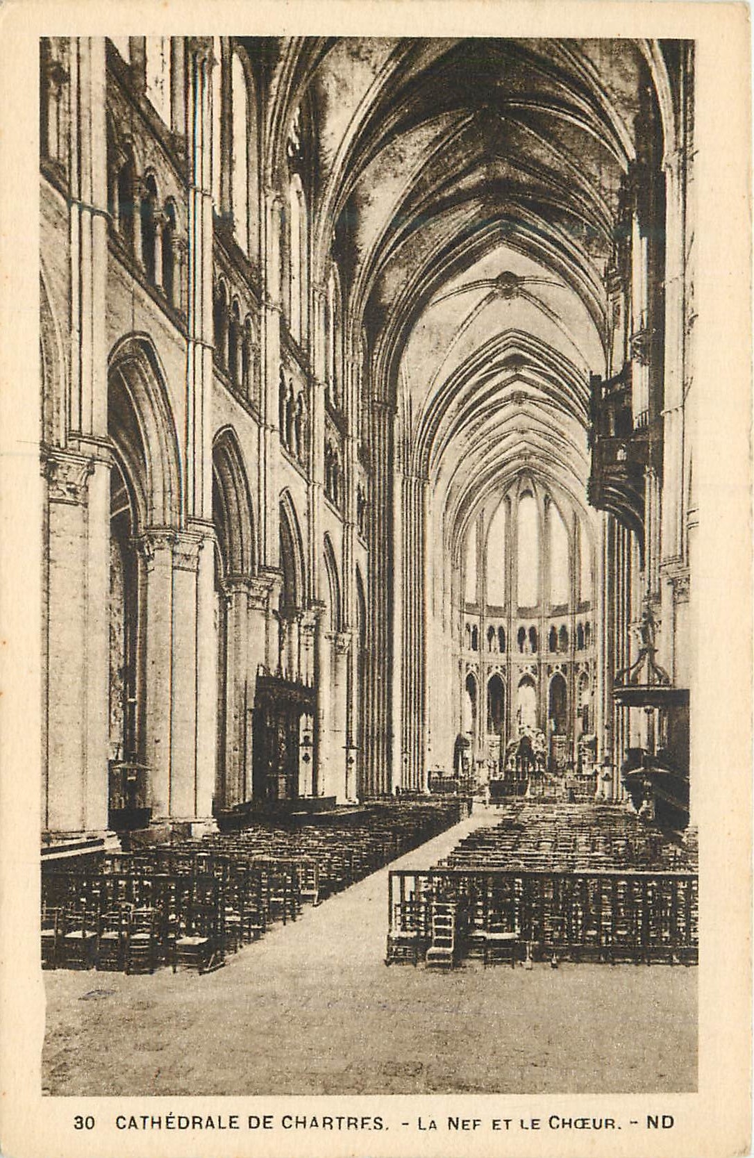 CPA 30 cathedrale de chartres le nef et le choeur