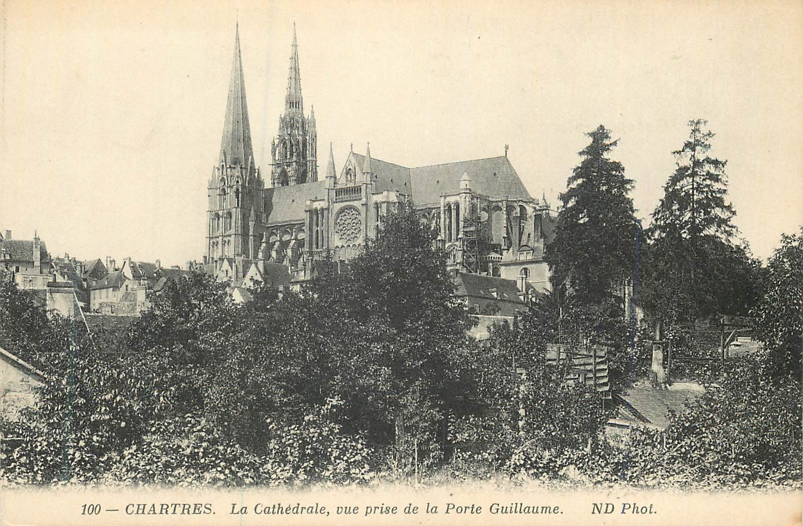CPA 100 chartres la cathedrale vue prise de la porte guillaume
