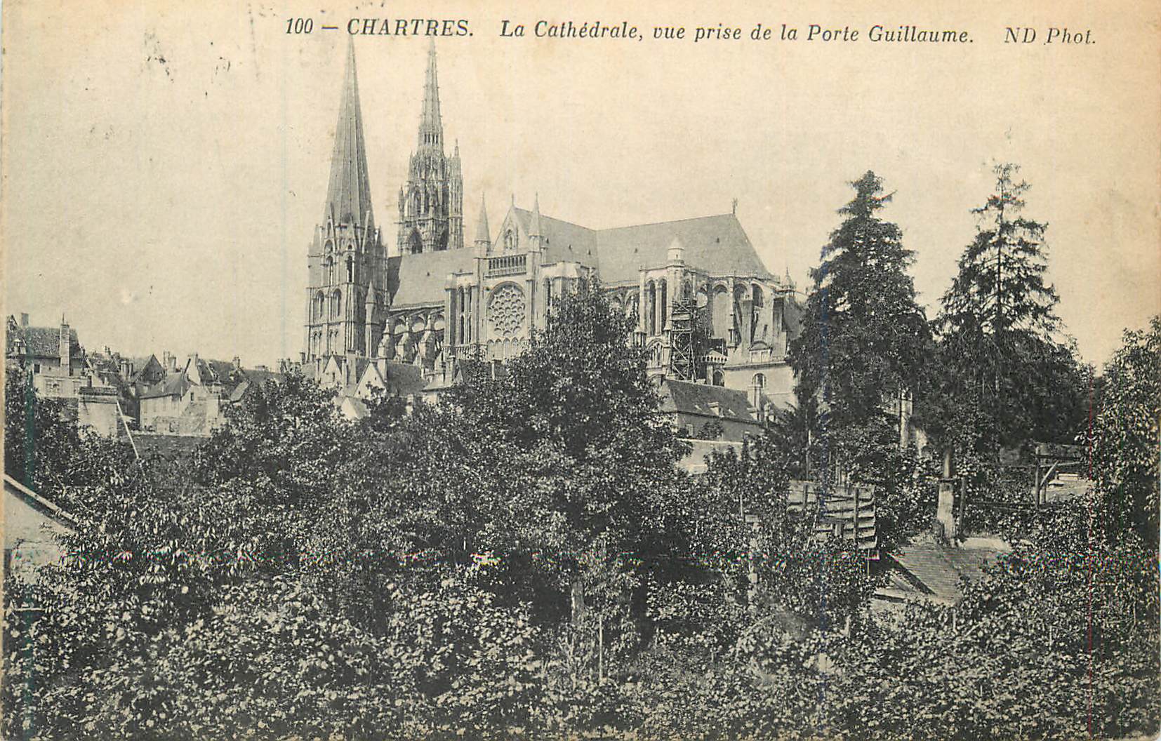 CPA 100 chartres la cathedrale vue prise de la porte guillaume