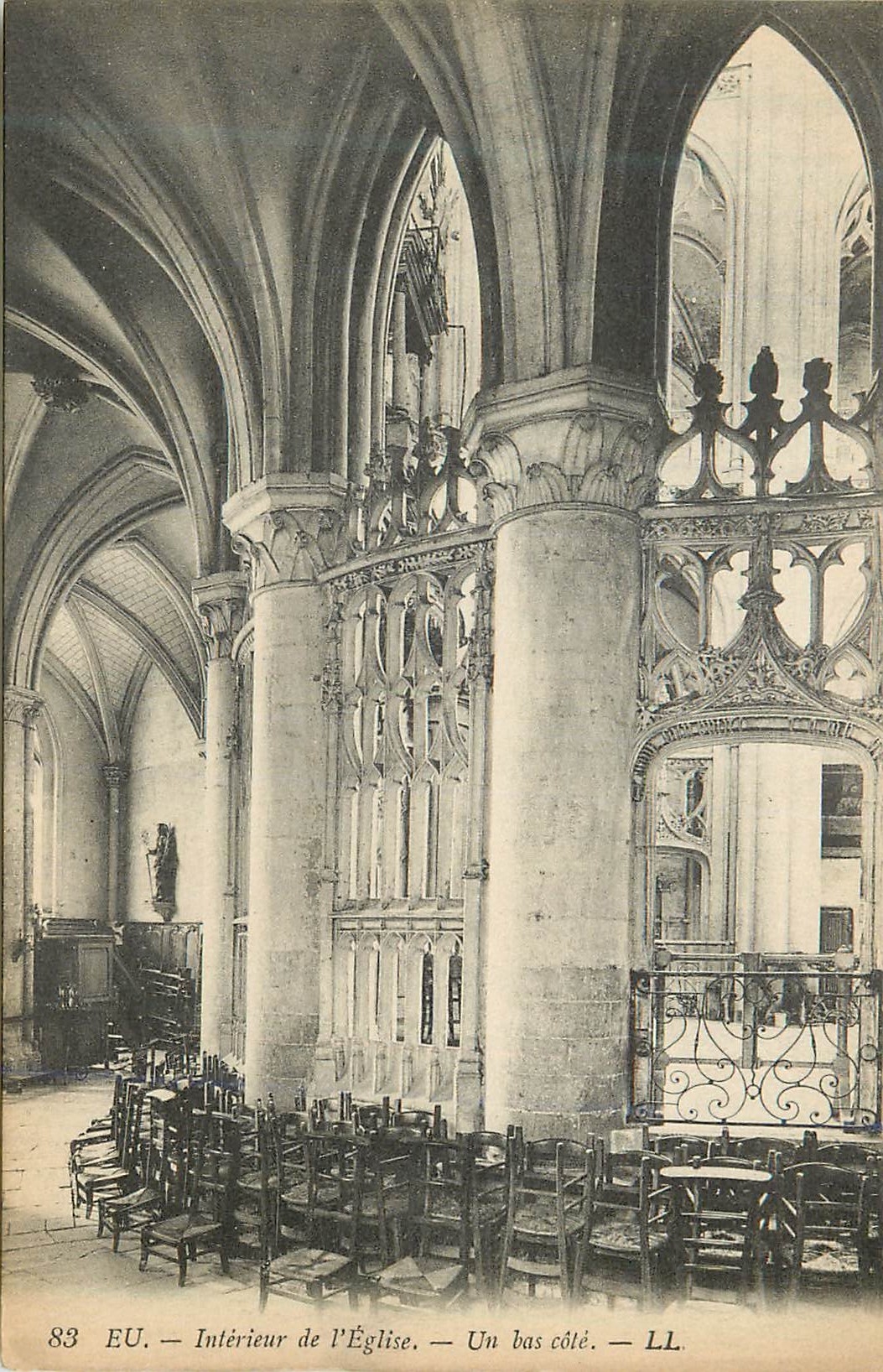 CPA 83 eu interieur de l eglise un bas cote