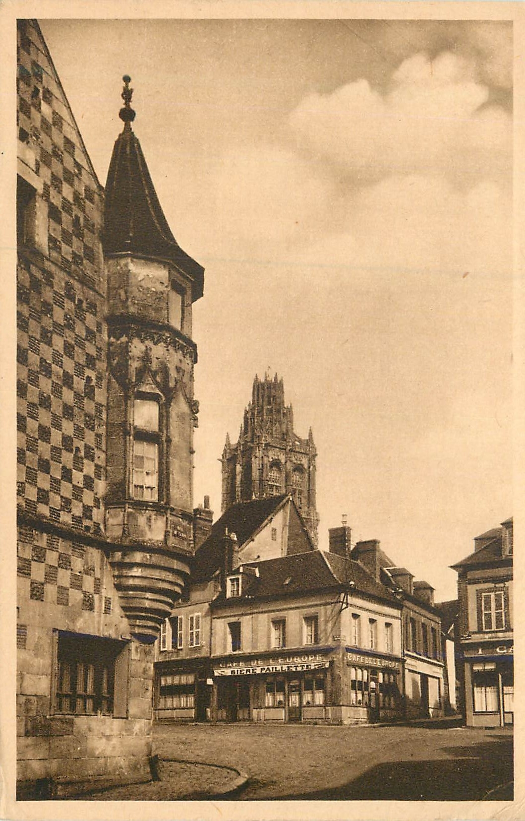 Verneuil-sur-Avre — Maison à tourelle du XV° s. — Éditions Artistiques et Publicitaires Françaises