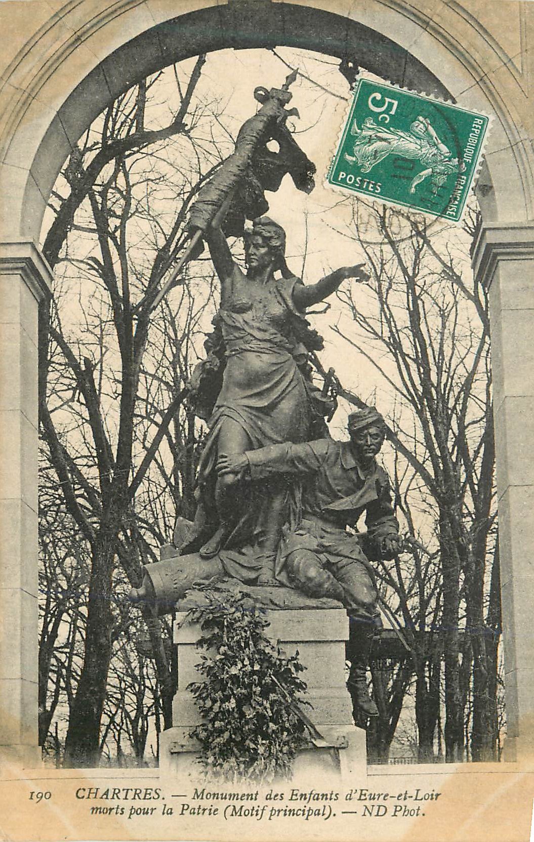 Chartres — Monument des Enfants d'Eure-et-Loir morts pour la Patrie (Motif principal) — ND Phot.