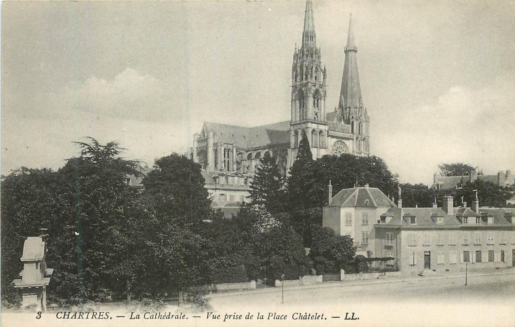 Chartres — La Cathédrale — Vue prise de la Place Châtelet — LL.