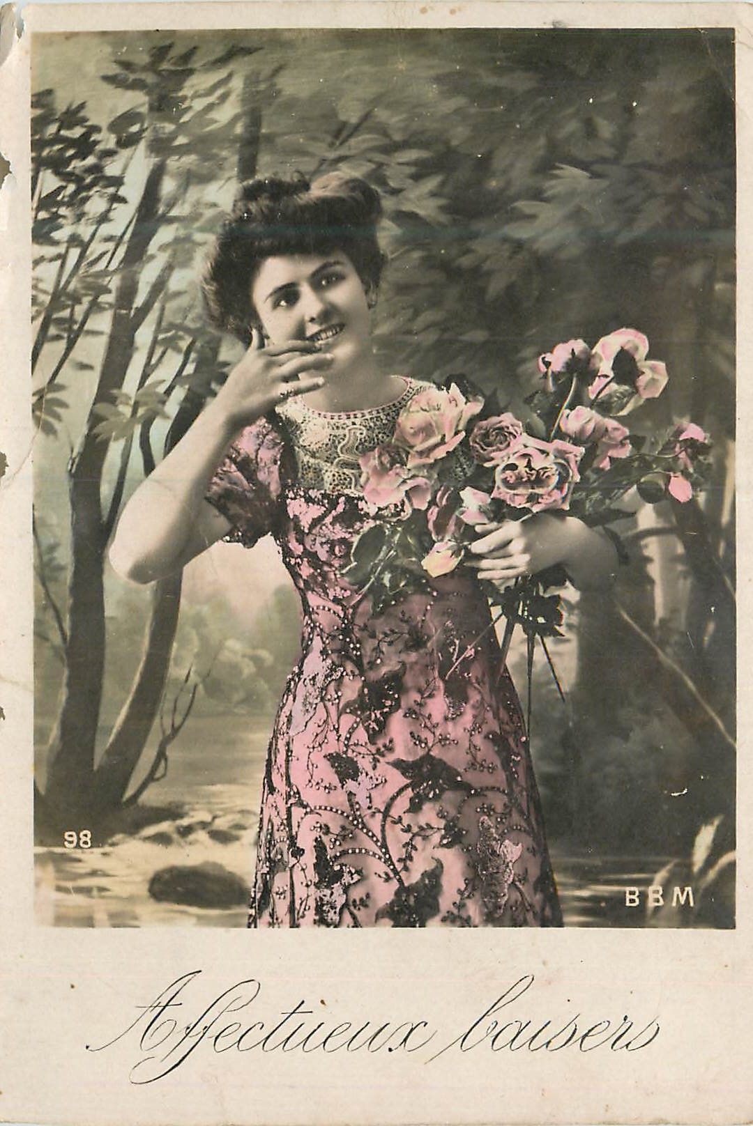 Femme en robe rose tenant un bouquet de roses — Affectionneux baisers — BBM, n°98