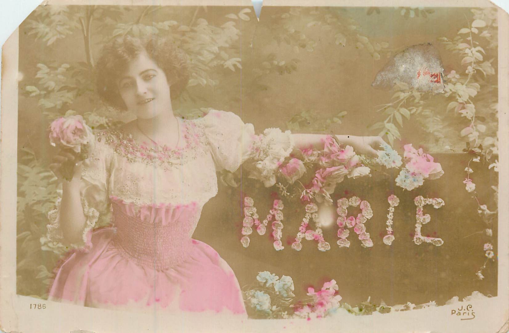 Marie — jeune femme en robe rose — J.C. Paris, n° 1786