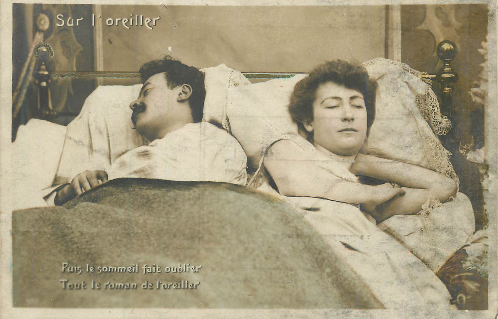 Deux amoureux endormis — Sur l'oreiller — éditeur inconnu, n° de série non visible