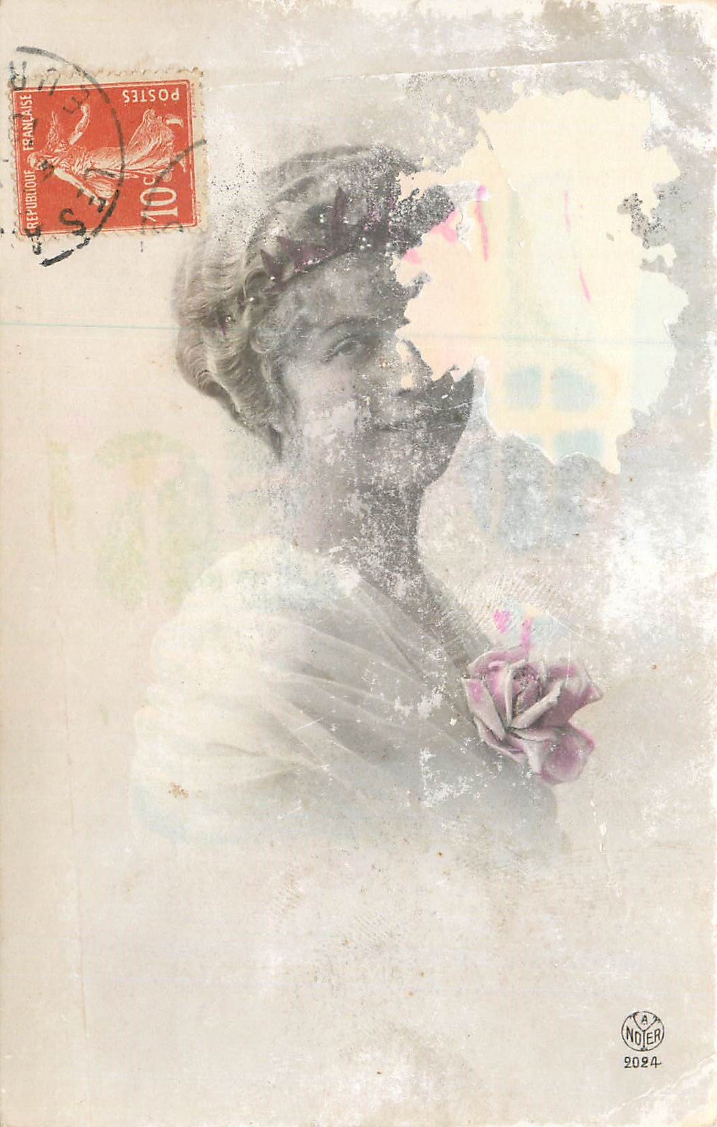 Jeune femme en robe blanche — rose à la boutonnière — éditeur A. Noyer, n° 2094