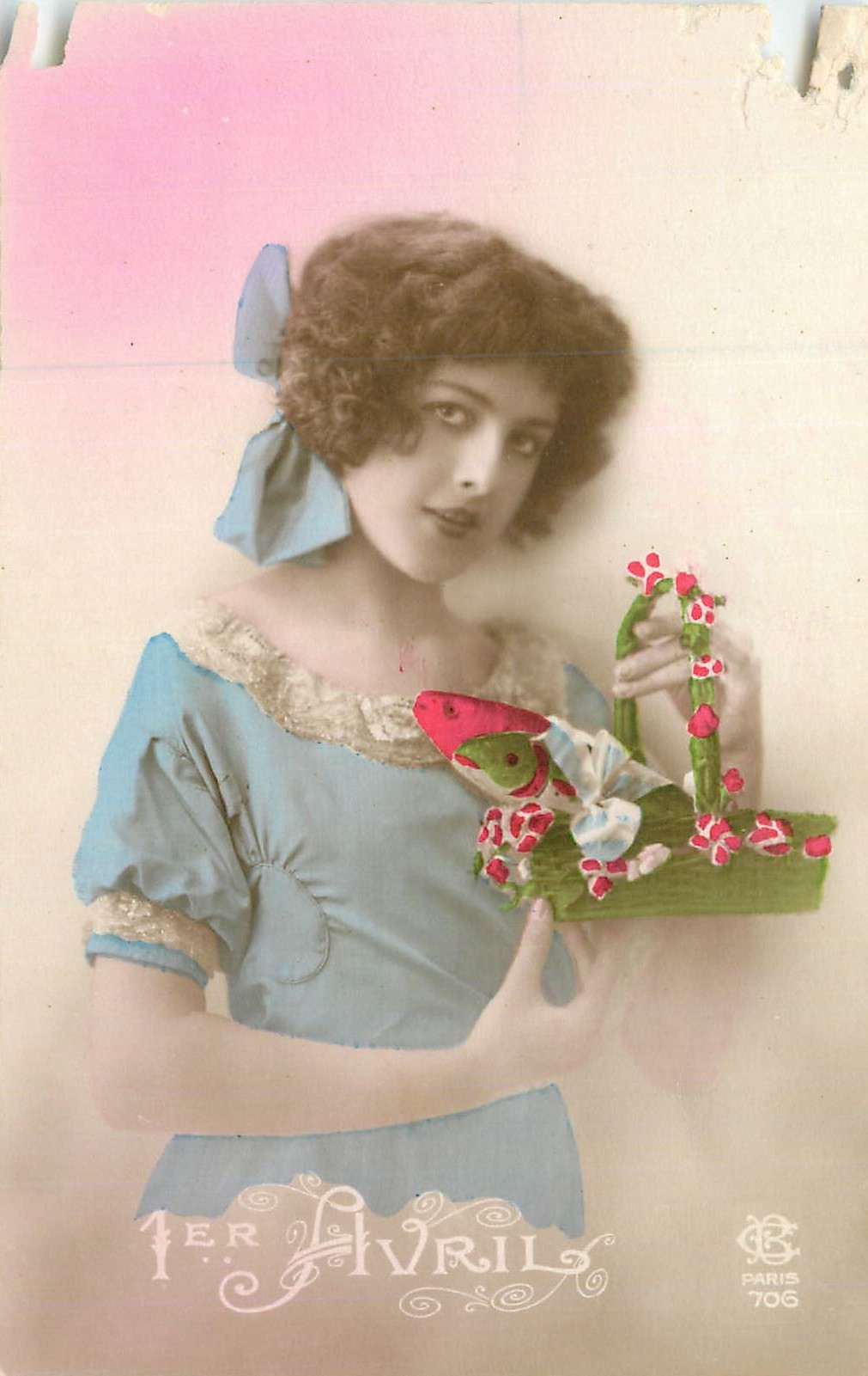 Jeune femme en robe bleue — 1er Avril — éditeur Paris 706
