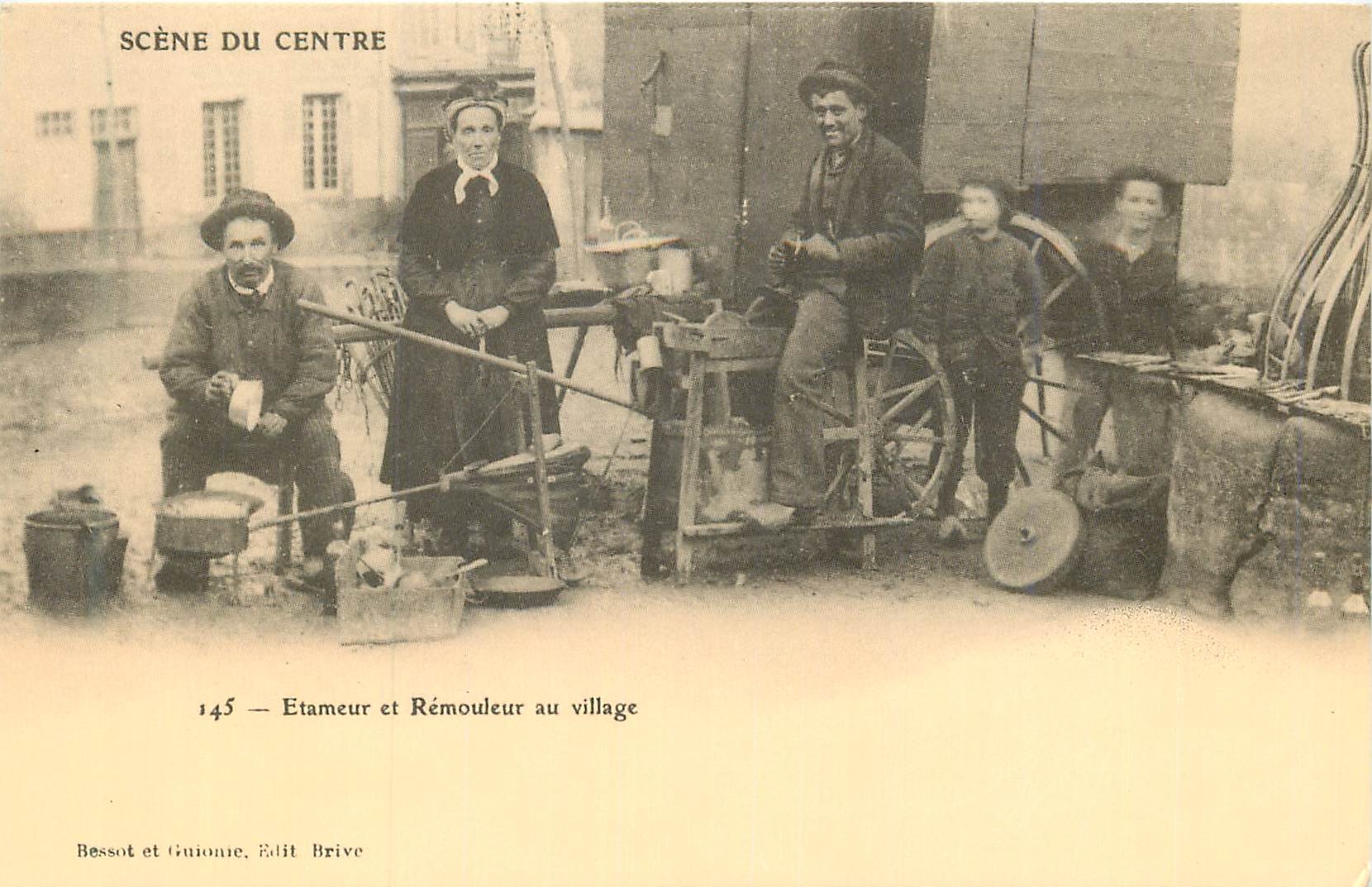 REPRO Scene du centre 145 etameur et remouleur au village