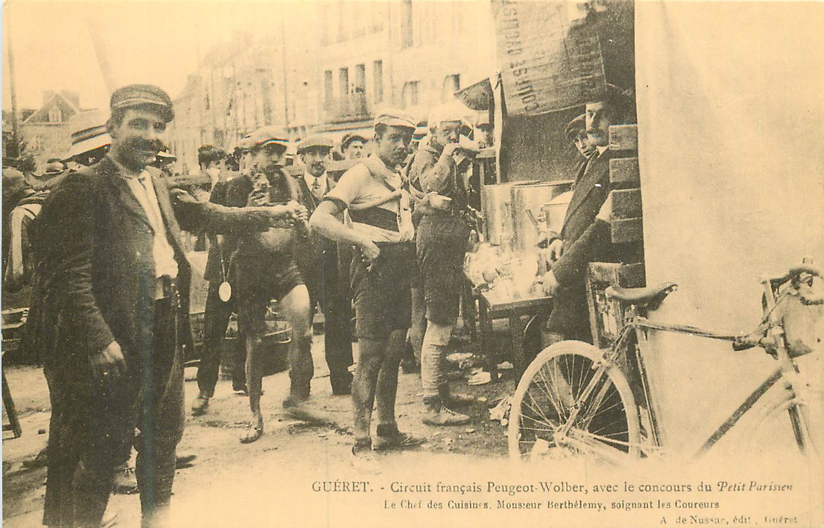Guéret - Circuit français Peugeot-Wolber avec le concours du Petit Parisien - Le Chef des Cuisines, Monsieur Berthélémy, soignant les Coureurs
