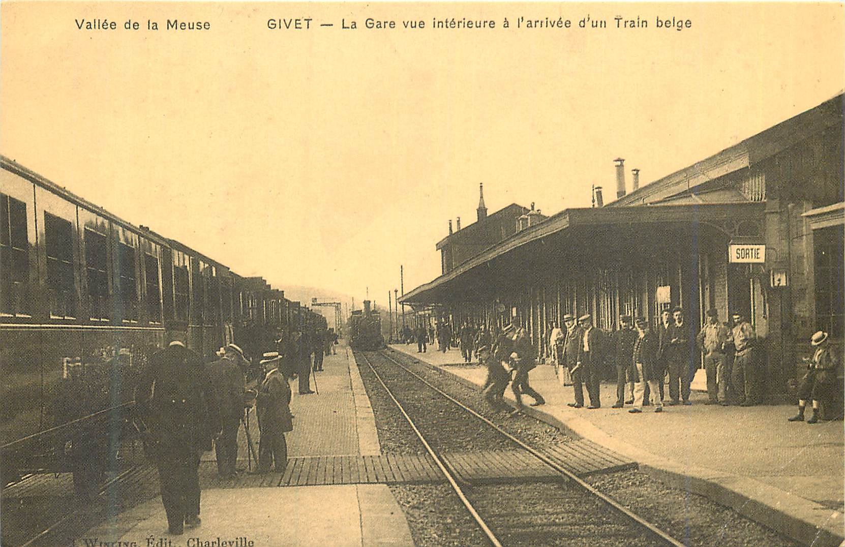 REPRO Vallee de la meuse givet la gare vue interieure a l arrivee d un train belge