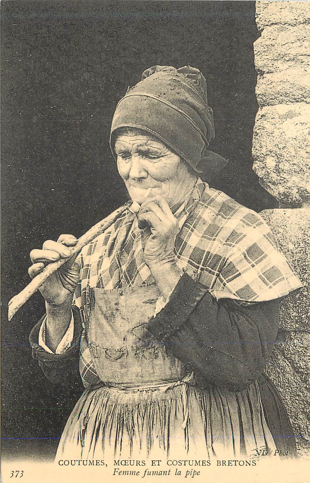 Frau, die eine Pfeife raucht — Bretonische Kleidung — VD Phot.