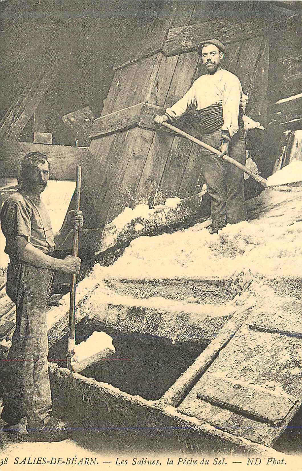 REPRO 38 salies de bearn les salines la peche du sel