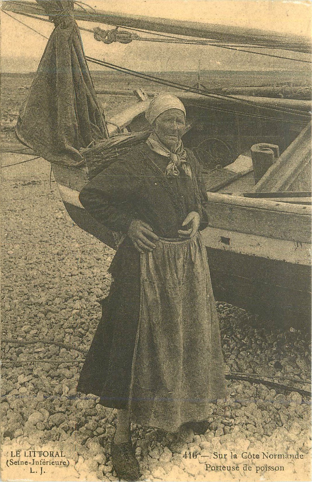 CPA Le littoral (seine inferieure) 416 sur la cote normande porteuse de poisson