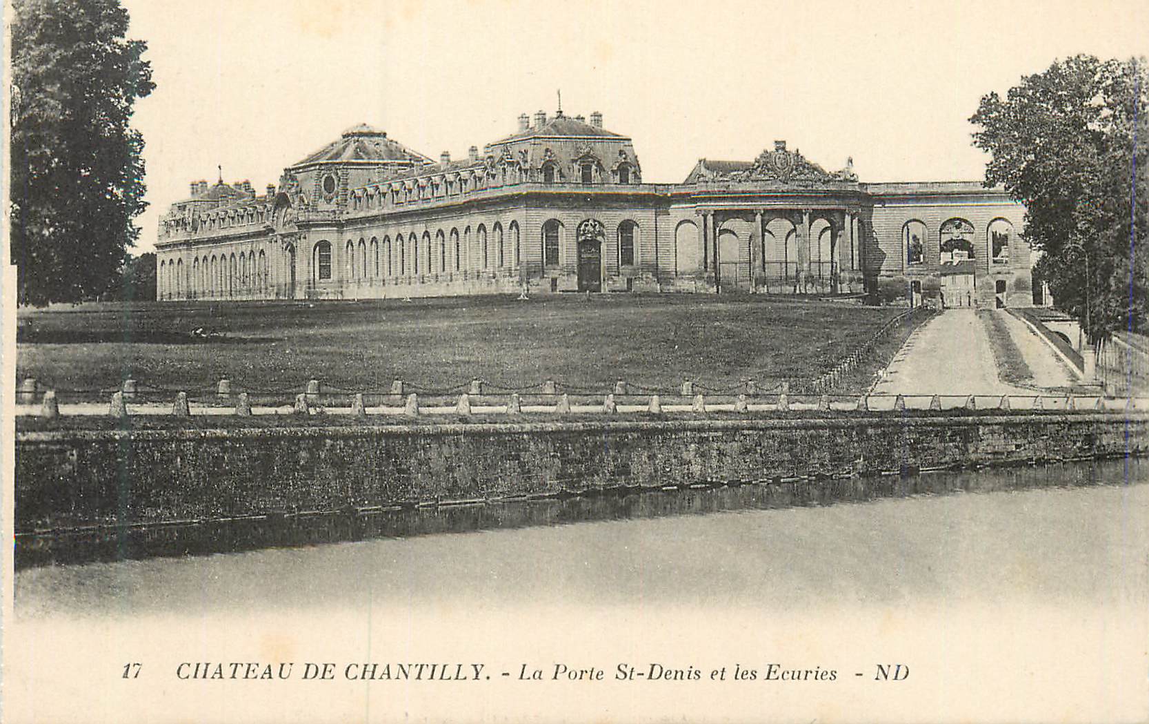 CPA 17 chateau de chantilly la porte st denis et les ecuries