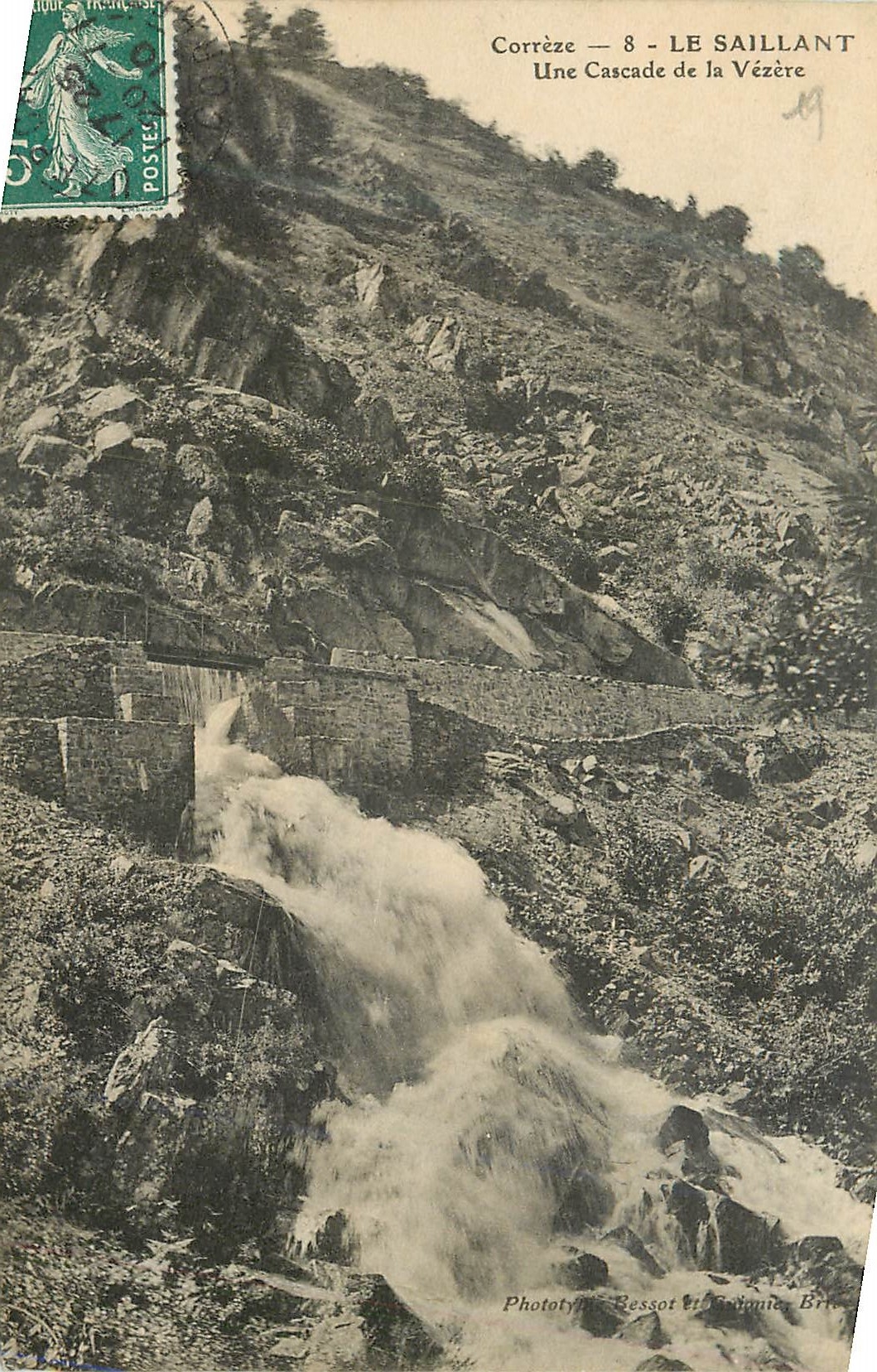 CPA Correze 8 le saillant une cascade de la vezere