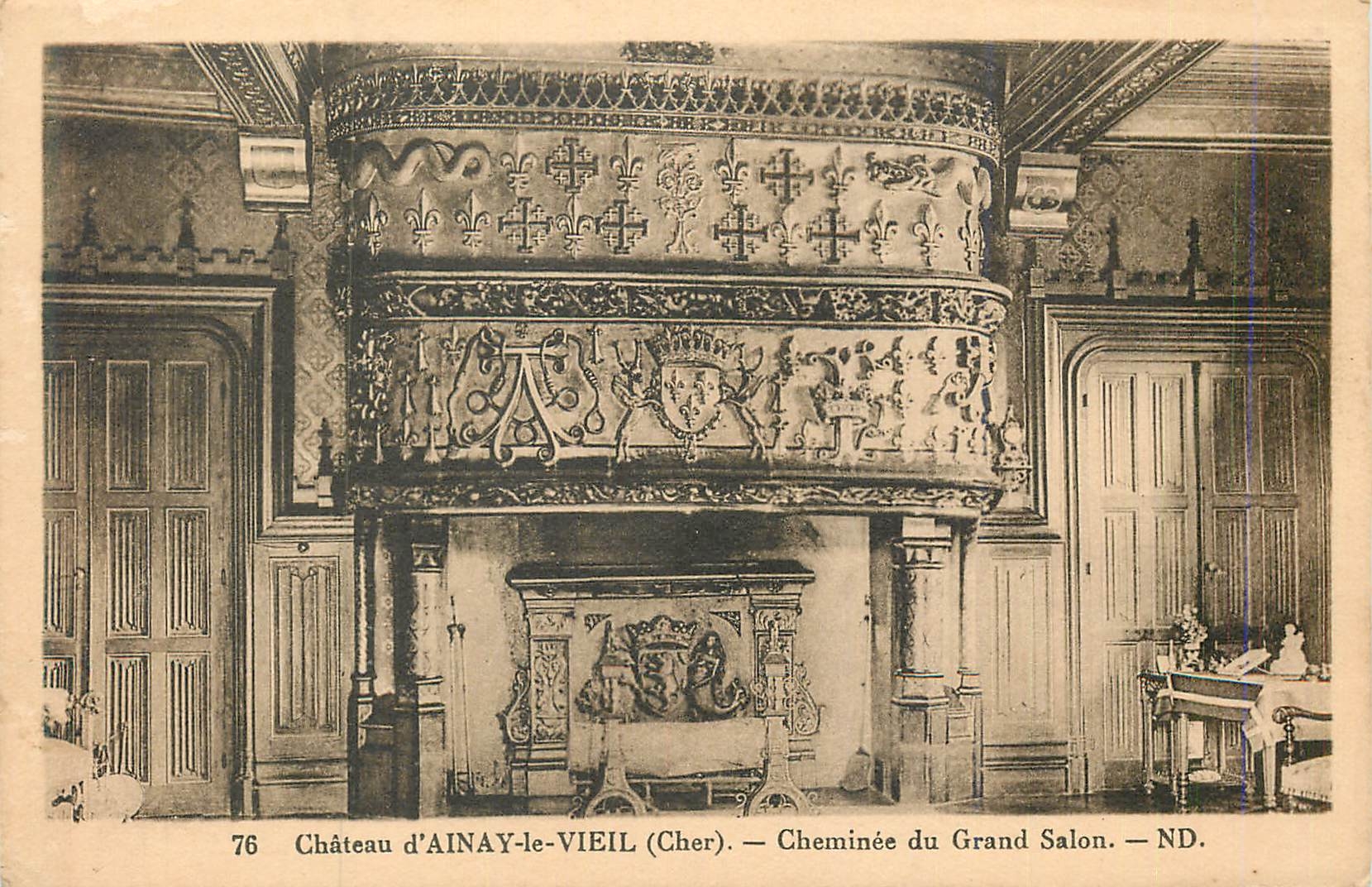 Château d'Ainay-le-Vieil (Cher) — Cheminée du Grand Salon — ND.