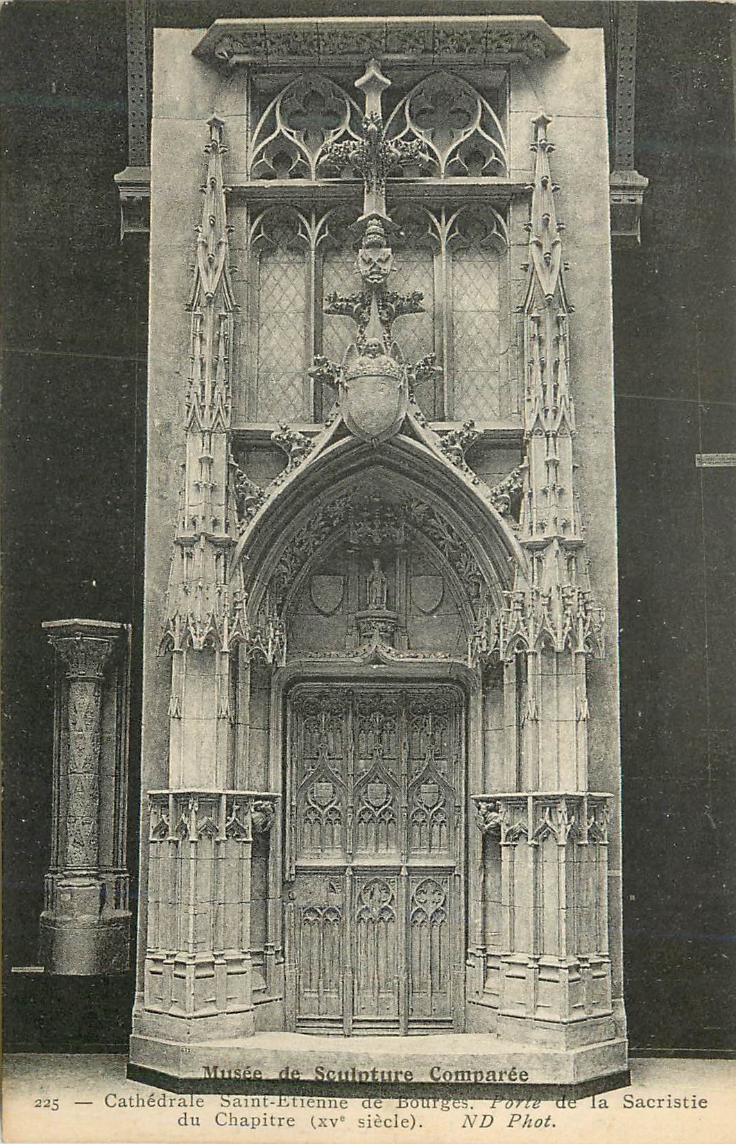 CPA Musee de sculpture comparee 225 cathedrale saint etienne de bourges porte de la sacristie du chapitre(xv siecle)