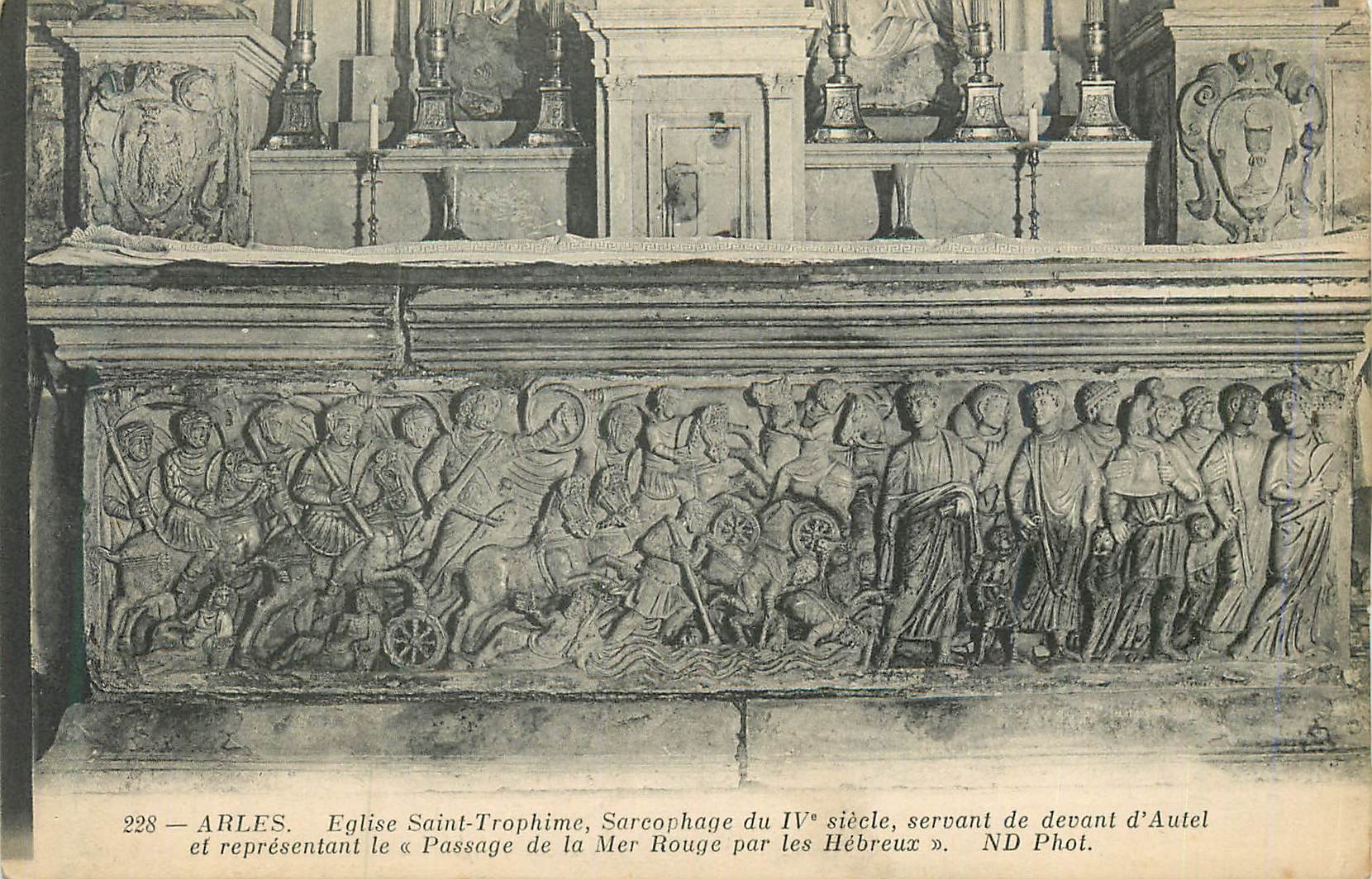Arles — Église Saint-Trophime, sarcophage du IVe siècle représentant le « Passage de la Mer Rouge par les Hébreux » — ND Phot.