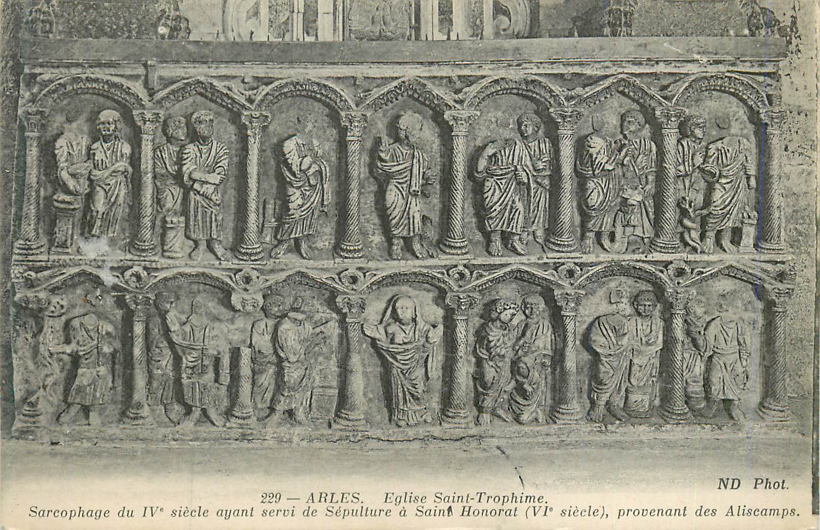 CPA 229 arles eglise saint trophine sarcophage du vi siecle ayant servi de sepulture a saint honorat(vi siecle)
