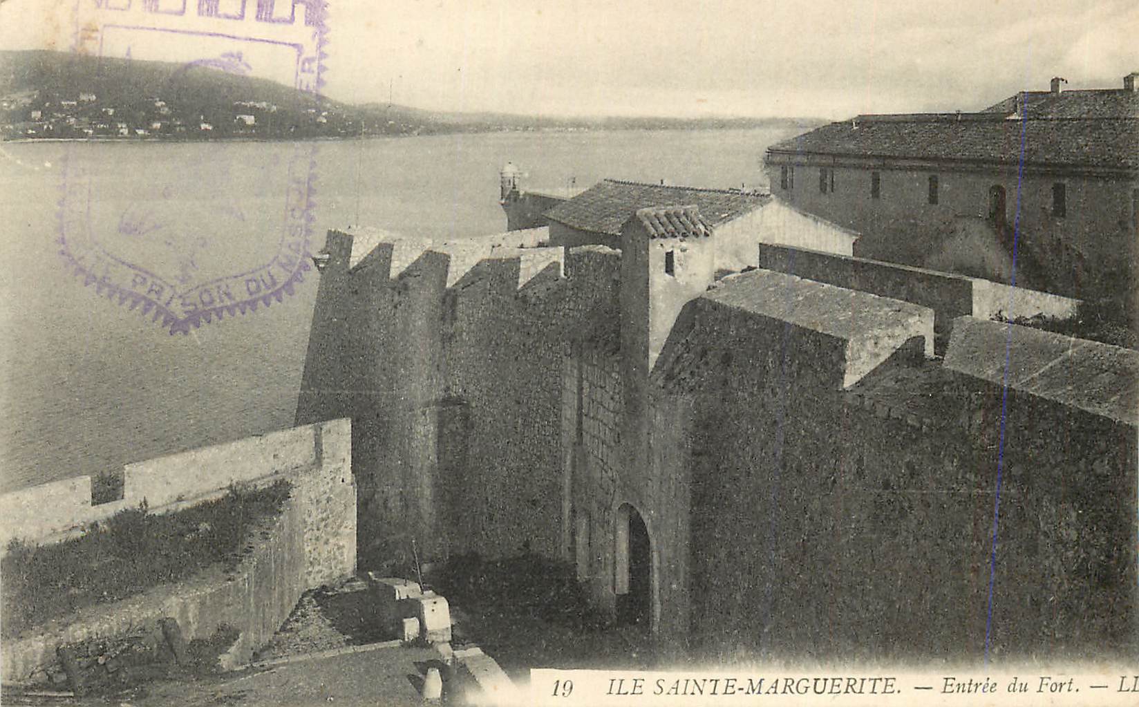 CPA 19 ile sainte marguerrite entree du fort